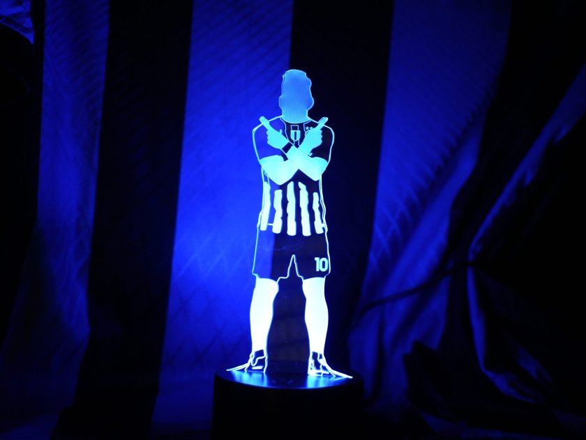 Football LED - Lampada 3D forma Lautaro CELEBRATIVA Scudetto+Stelle- 16 colori, 5 modalità e telecomando incluso + PORTACHIAVI OMAGGIO